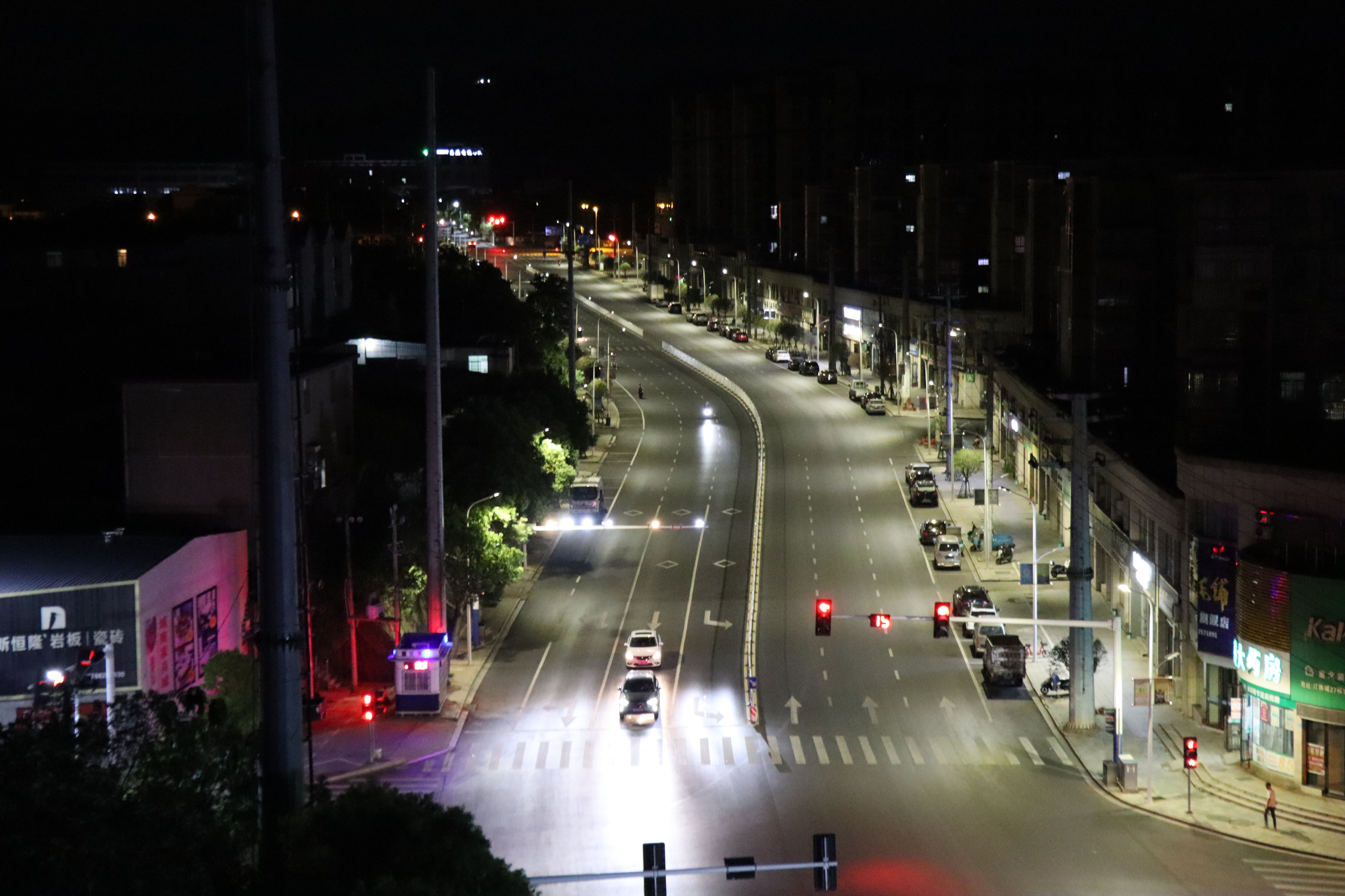 明珠大道路灯改造完美验收，星空体育真人(中国)官方网站电保安全节能路灯让每一度电都更有价值！